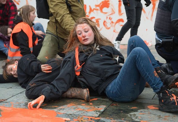 Einem Video zufolge malte ein Polizist in Zivil einer Aktivistin der Letzten Generation Farbe ins Gesicht. Das könnte nun ein Nachspiel haben. - © Paul Zinken/dpa