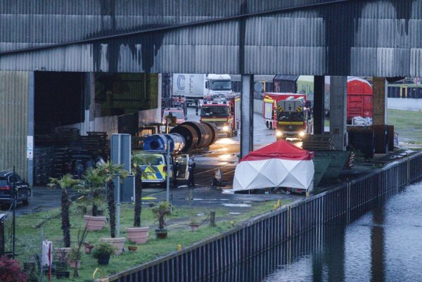 Im Dortmunder Hafen sicherte die Kriminalpolizei in einem Tatort-Schutzzelt Spuren. - © Wickern/news4 Video-Line TV/dpa