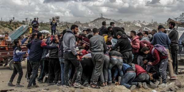 Menschen drängen sich um Pakete mit humanitärer Hilfe, die über dem nördlichen Gazastreifen abgeworfen wurden. Israel hat «sofortige Schritte» zur Erhöhung humanitärer Hilfe für die Zivilbevölkerung beschlossen. - © Mahmoud Issa/dpa