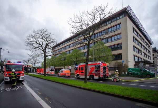 Fahrzeuge der Einsatzkräfte der Feuerwehr und Rettungssanitäter stehen vor dem Polizeipräsidium. - © Thomas Banneyer/dpa