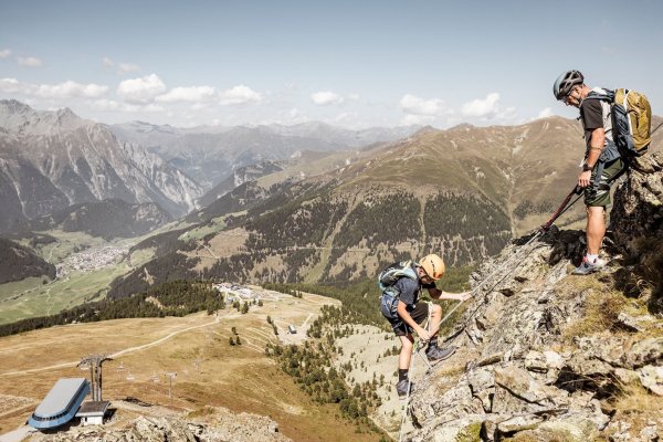 Alpenpanorama: Am Reschenpass geht es hoch hinaus auf einem neuen Klettersteig. - © Rudi Wyhlidal/TVB Tiroler Oberland Nauders/dpa