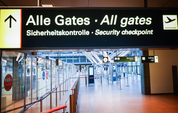 Nach mehreren Warnstreiks an deutschen Flughäfen soll heute eine Schlichtung für die privaten Luftsicherheitskräfte mit Hans-Henning Lühr (SPD) beginnen. - © Christian Charisius/dpa