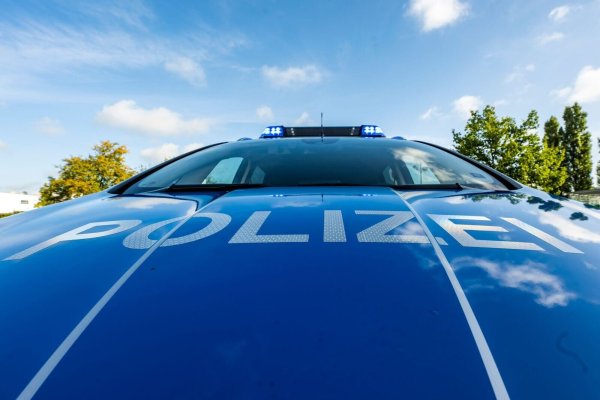 Auf der Motorhaube eines Streifenwagens steht der Schriftzug «Polizei». - © David Inderlied/dpa/Illustration