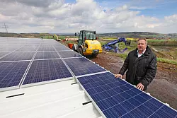 Erheblich mehr Kollektoren als in Dörentrup: ABG-Geschäftsführer Ulrich Frohmann auf der Baustelle. - © Archivfoto: Vera Gerstendorf-Welle
