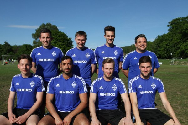 Manager Sladjan Vucetic (oben rechts) mit (oben von links) Kevin Akkermann, Andreas Benzel, Thomas Pries sowie (unten von links) Mike Zünd, Dogan Ay, Adam Lenard und Thomas Janzen. - © Privat