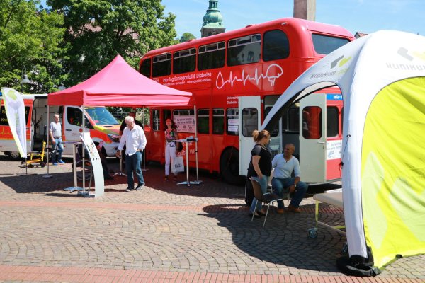 Mit dem roten Schlaganfallbus klären Experten vom Klinikum Lippe auf dem Salzhof auf - © Yvonne Glandien