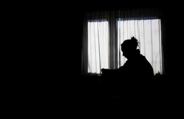 Die EU-Kommission hat ein neues Medikament gegen Wochenbettdepressionen zugelassen. (Symbolbild) - © Julian Stratenschulte/dpa