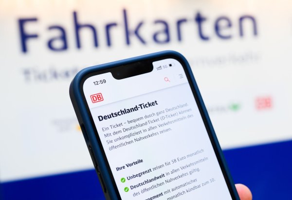 Brandenburgs Verkehrsminister will Preisstabilität beim D-Ticket. - © Julian Stratenschulte/dpa