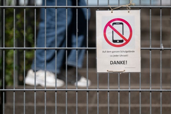 Längst gibt es Schulen mit Handyverbot. Allerdings ist die Situation in den einzelnen Bundesländern unterschiedlich. (Symbolbild) - © Marijan Murat/dpa
