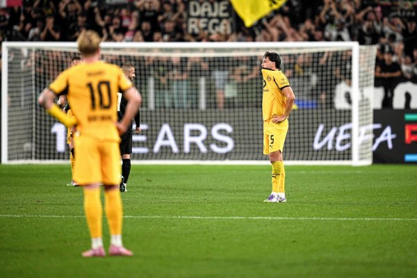 Am Ende eines verrückten Abends waren die BVB-Spieler enttäuscht. - © Marco Alpozzi/LaPresse via ZUMA Press/dpa