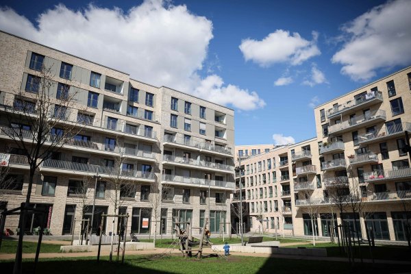Steigende Immobilienpreise und Wohnungsmangel treiben die Menschen in Deutschland um (Archivbild) - © Christian Charisius/dpa