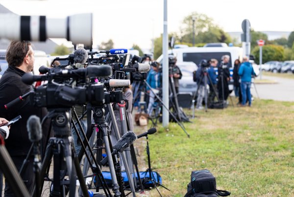 Vor Ort waren viele Medienvertreter. - © Michael Matthey/dpa