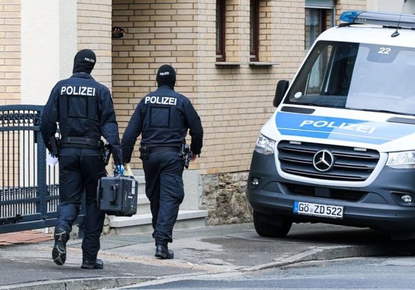 Die Polizei stellte bei den Durchsuchungen scharfe Waffen sicher. - © --/dpa