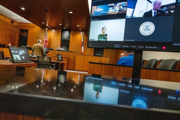 Richter Graf verlas bei der Vorladung erneut die Anklagepunkte. - © Scott G Winterton/Pool The Deseret News/AP/dpa