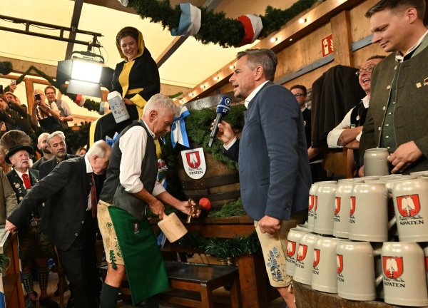 Helmut Huber ist beim Anzapfen ganz nah beim Oberbürgermeister. - © Peter Kneffel/dpa