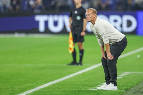 Karel Geraerts ist laut Medien nicht mehr Trainer des FC Schalke 04. - © Tim Rehbein/dpa