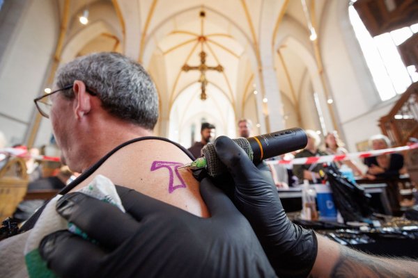 In der Johanniskirche in Osnabrück werden kostenlose Tattoos angeboten. - © Friso Gentsch/dpa