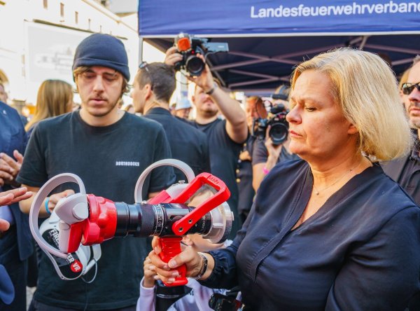 Nancy Faeser (SPD) bei dem zweiten Bevölkerungsschutztag von Bund und Ländern in Wiesbaden. Hier konnten sich Bürgerinnen und Bürger über gute Krisenvorsorge und Engagement im Ehrenamt informieren. - © Andreas Arnold/dpa