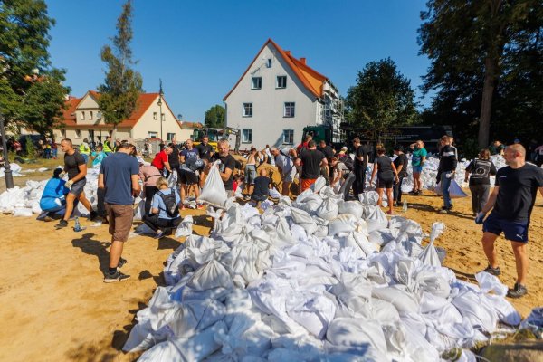 Menschen arbeiten in Polen an der Verstärkung der Deiche. - © Krzysztof Zatycki/ZUMA Press Wire/dpa