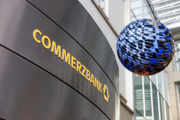 Die Commerzbank soll nach dem Willen des Bundes eigenständig bleiben. (Archivbild) - © Helmut Fricke/dpa