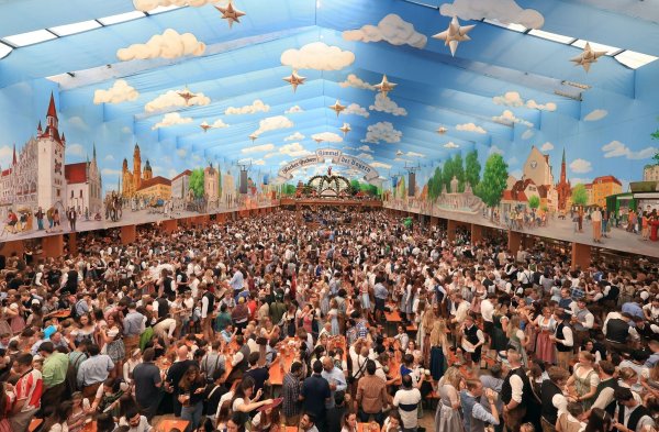 Das Feiern auf der Wiesn beginnt. - © Karl-Josef Hildenbrand/dpa