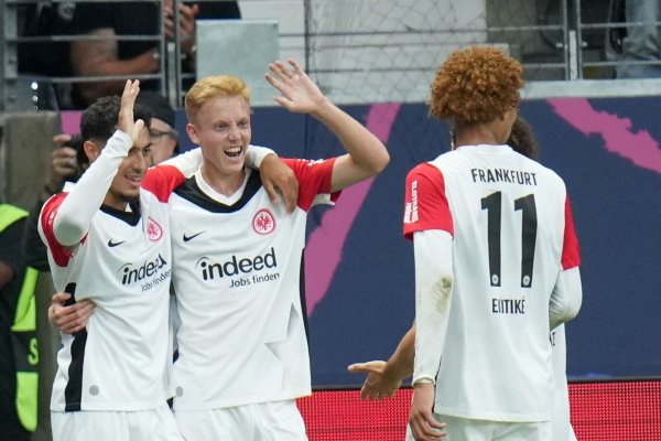Hugo Larsson bejubelt seinen Führungstreffer für Eintracht Frankfurt. - © Thomas Frey/dpa