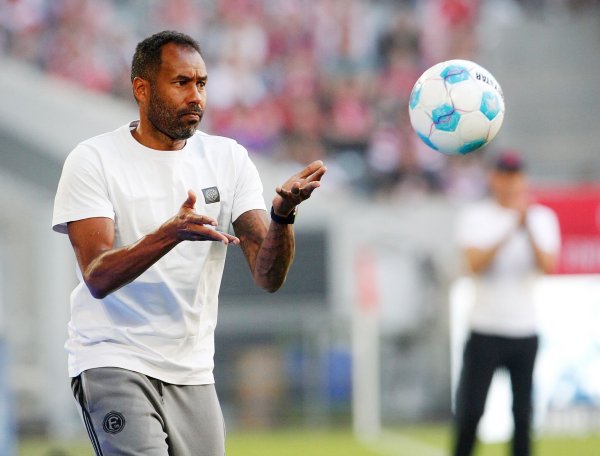 Trainer Daniel Thioune hofft auf einen Sieg seiner Düsseldorfer Mannschaft bei Greuther Fürth - © Roland Weihrauch/dpa