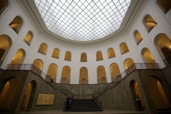 Justizbeamte stehen in der Halle des Verwaltungsgerichts Köln. Ein Islamist aus Bonn klagt hier gegen seine Ausweisung. (Symbolbild) - © Oliver Berg/dpa