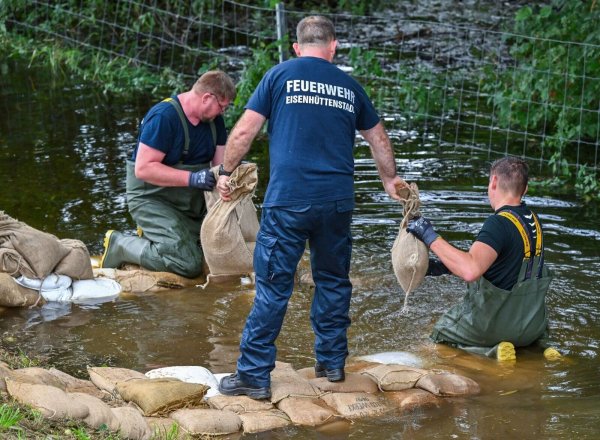Halten die Deiche? Einsatzkräfte dichten bei Vogelsang im Oder-Spree-Kreis Sickerstellen ab. - © Patrick Pleul/dpa