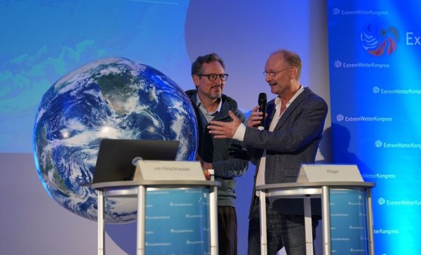 Der Mediziner Eckart von Hirschhausen (l.) warnte vor den Auswirkungen des Klimawandels auf die menschliche Gesundheit. - © Marcus Brandt/dpa