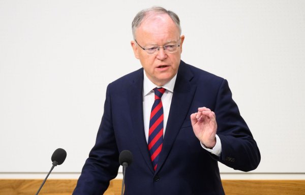 Niedersachsens Regierungschef Weil fordert staatliche Unterstützung für die Autoindustrie. - © Jennifer Kramer/dpa