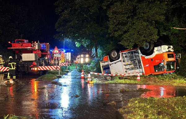 Ein Tanklöschfahrzeug mit drei Feuerwehrleuten hat sich überschlagen. - © Gianni Gattus/dpa