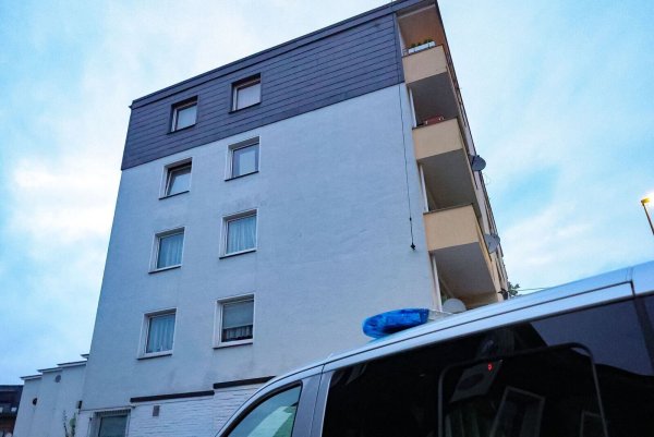 Unbekannte haben in Solingen durch die Wohnungstür eines Mehrfamilienhauses geschossen. - © Gianni Gattus/TNN/dpa