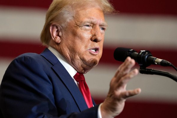 Trump findet bei einer Wahlkampfrede harte Worte. - © Evan Vucci/AP