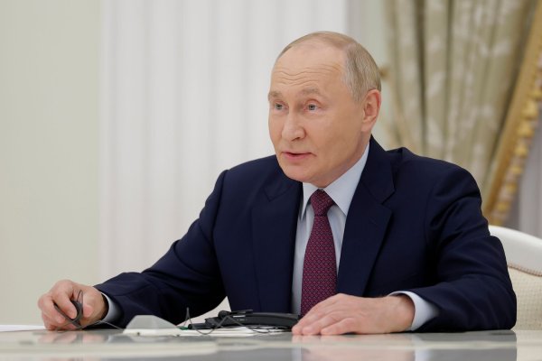 Der russische Präsident Wladimir Putin hat im Krieg gegen die Ukraine immer wieder auf das Abschreckungspotenzial seiner Atomwaffen hingewiesen und passt nun die entsprechende Dokumente an. - © Maxim Shemetov/Pool Reuters/AP
