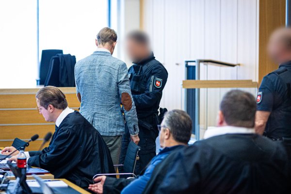 Hat Christian B. (oben rechts) im Gefängnis über seine Taten gesprochen? - © Moritz Frankenberg/dpa-Pool/dpa