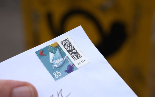 Noch kostet der Versand eines Standardbriefs 85 Cent. (Symbolbild) - © Marcus Brandt/dpa