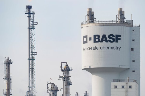 Der Chemiekonzern BASF zählt zu den wichtigsten Arbeitgebern in Rheinland-Pfalz. Der Sparkurs des Ludwigshafener Konzerns mit Stellenabbau und der Schließung von Anlagen bereitet dem Land Sorgen. (Archivbild) - © Uwe Anspach/dpa