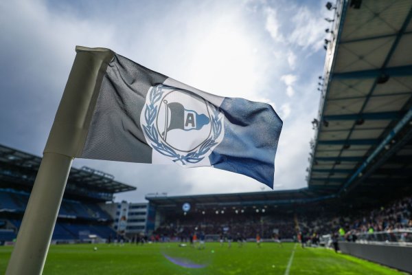 Das Stadion in Bielefeld heißt bis Juni 2028 weiterhin Schüco-Arena. - © Friso Gentsch/dpa