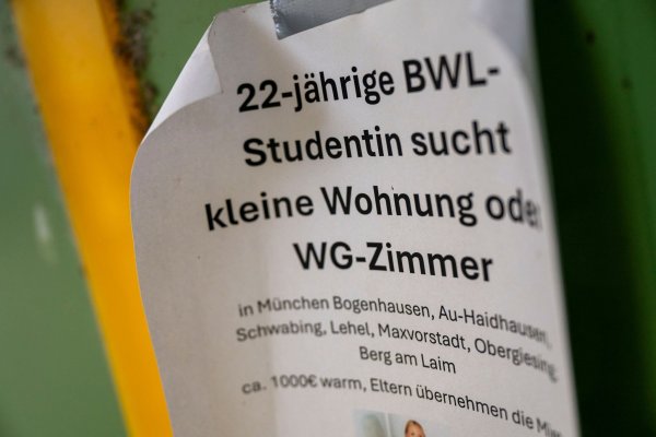 Studentinnen und Studenten auf Wohnungssuche müssen einer aktuellen Studie zufolge immer tiefer in die Tasche greifen. (Symbolbild) - © Peter Kneffel/dpa