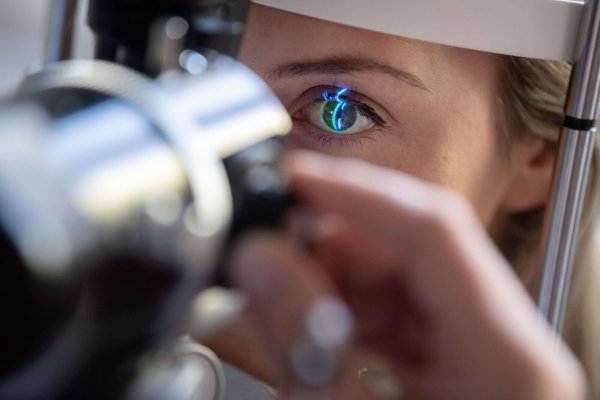 Erkrankungen wie AMD oder Grüner Star können Sehverlust verursachen – regelmäßige Vorsorge ab 40 ist daher entscheidend, besonders bei familiärer Vorbelastung. - © Marijan Murat/dpa/dpa-tmn