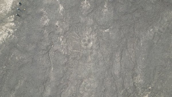 Eine 18 Meter lange reliefartige Geoglyphe, die einen Menschen darstellt, wurde im Süden Perus entdeckt. - © Masato Sakai/dpa