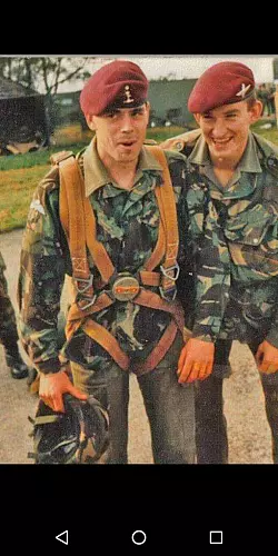 Ende der 80er Jahre ist Ted Bradley Fallschirmspringer in der britischen Armee. - &copy; Ted Bradley