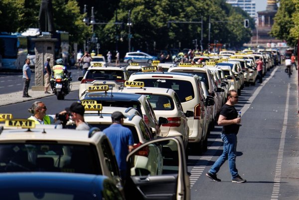 Allein in Berlin demonstrierten Hunderte Taxi-Fahrer für Mindestpreise für die Konkurrenz von Uber und Co. - © Carsten Koall/dpa