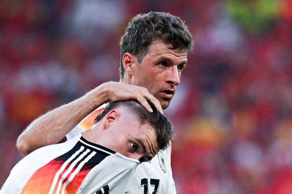 Thomas Müller (rechts) traut seinem früheren DFB-Kollegen Florian Wirtz Erfolge in Liverpool zu. - © Marijan Murat/dpa