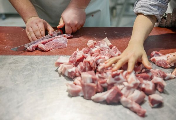 Bakteriell verunreinigtes Fleisch aus mehreren Metzgereien in Nordfrankreich hat eine Krankheitsserie mit 29 betroffenen Kindern und einem Todesfall ausgelöst. (Symbolbild) - © Jan Woitas/dpa