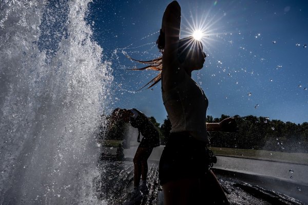 Temperaturen von annähernd 40 Grad in der Hauptstadt - diese Touristen nutzen einen Brunnen zur Abkühlung. - © Michael Kappeler/dpa