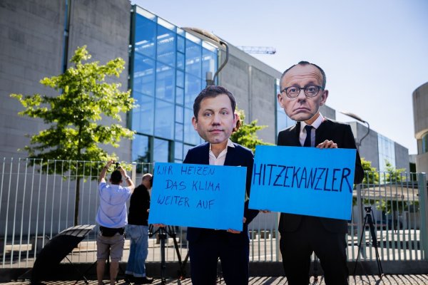 Auf diese beiden, gegen derden Politik Klimaschützer vor dem Kanzleramt demonstrieren, kommt es beim Koalitionsausschuss an. - © Christoph Soeder/dpa