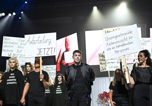 Die Show zu Kilian Kerners neuer Kollektion sieht teils aus wie eine Demonstration. - © Jens Kalaene/dpa