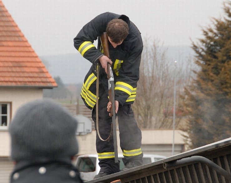 Ein Feuerwehrmann musste drei Rinder, die im umgekippten Transporter lagen, erschießen. - © FOTO: ANDREAS EICKHOFF